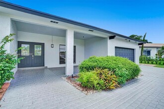 16610 Royal Poinciana Dr in Weston, FL - Building Photo - Building Photo