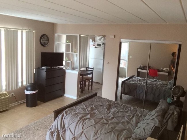 6830 N Ozark Ave in Chicago, IL - Building Photo - Building Photo