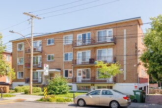 11899 Michel-Sarrazin Rue in Montréal, QC - Building Photo - Building Photo