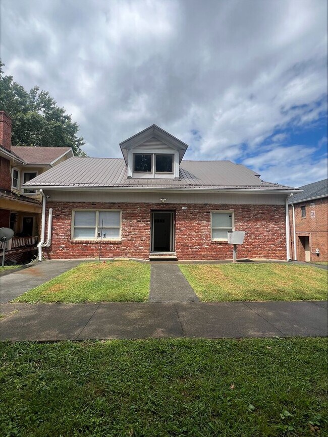 406 W Maple St
