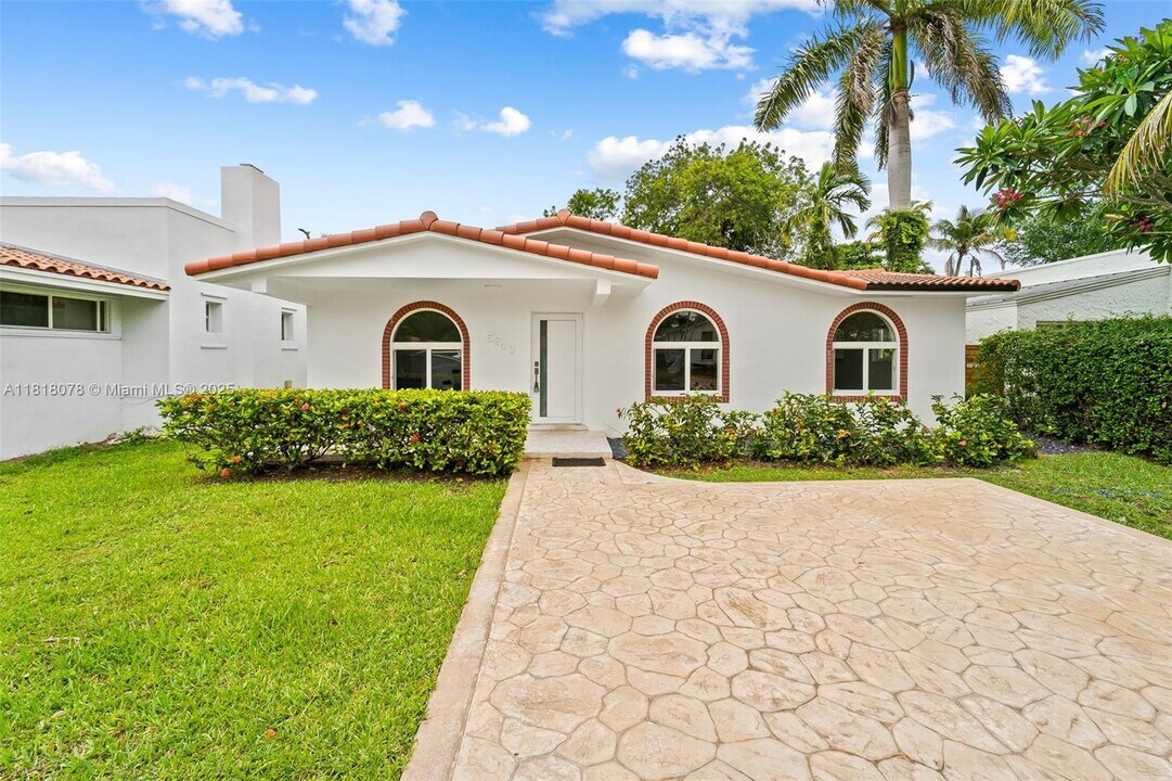 5840 SW 42nd Terrace in Miami, FL - Foto de edificio