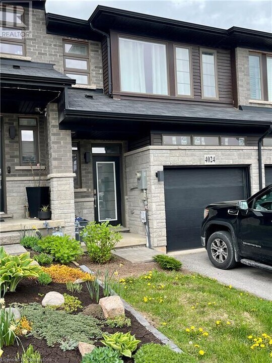 4024 Crown St in Beamsville, ON - Building Photo
