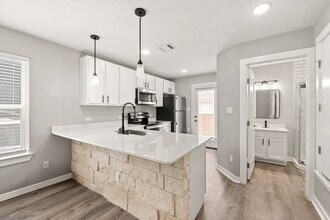 20 Tate Lane in Round Rock, TX - Foto de edificio - Building Photo