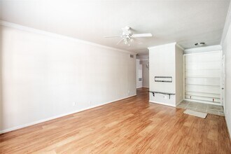 2255 Braeswood Park Dr in Houston, TX - Building Photo - Building Photo