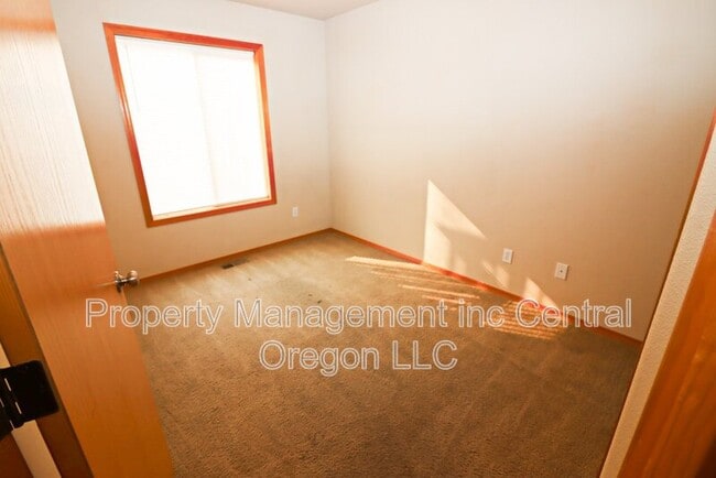 3041 NE Canoe Ct in Bend, OR - Building Photo - Building Photo