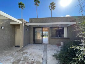 837 N Calle De Pinos in Palm Springs, CA - Building Photo