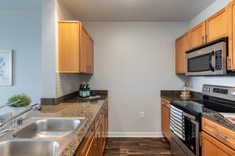 Bayshore Place in Glendale, WI - Foto de edificio - Building Photo