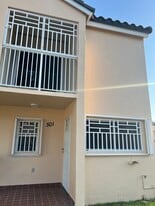 2551 NW 26th St in Miami, FL - Building Photo