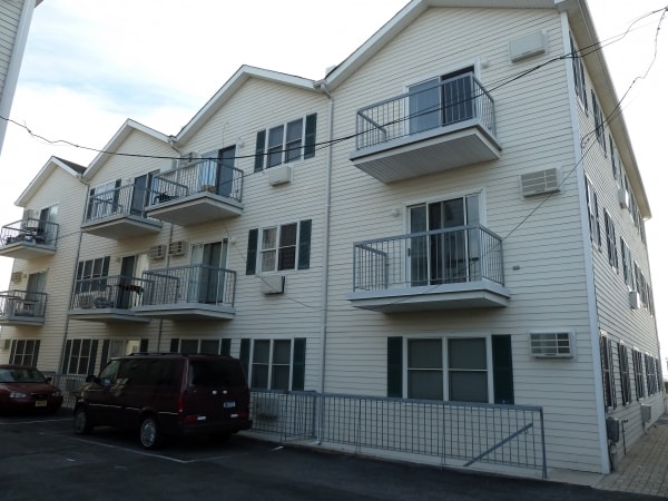 10804-10810 Shore Front Pky in Rockaway Park, NY - Foto de edificio - Building Photo