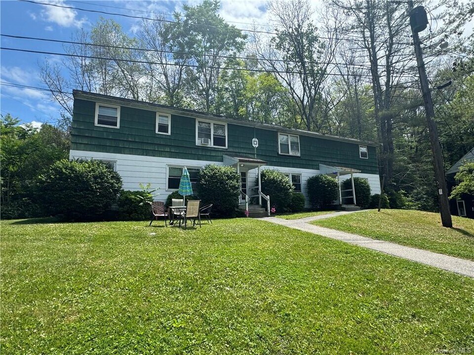 98 E Market St in Hyde Park, NY - Building Photo