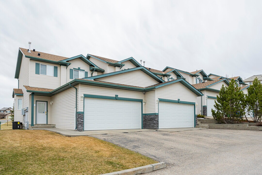 120 Bow Ridge Cres in Cochrane, AB - Building Photo