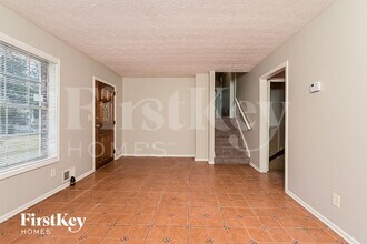 3327 Creekwood Dr in Rex, GA - Foto de edificio - Building Photo