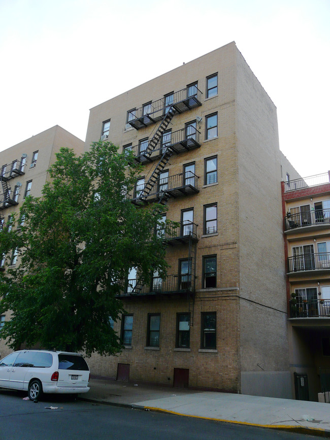 2734 Sedgwick Ave in Bronx, NY - Building Photo - Building Photo