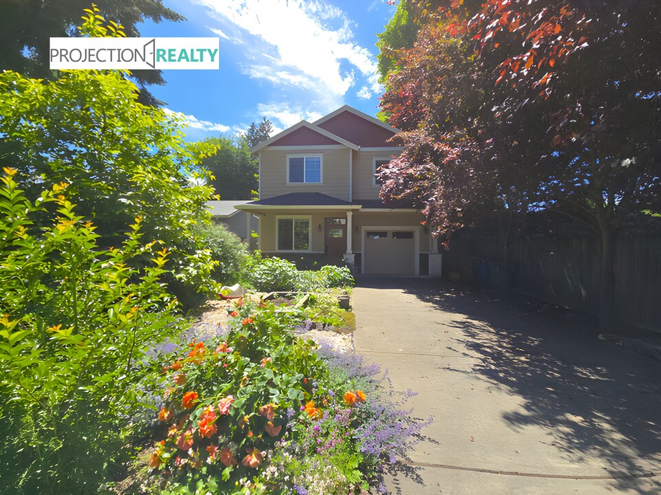 10015 N Iris Way in Portland, OR - Building Photo