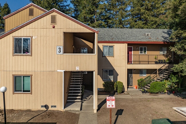 Village Square Apartments in Santa Rosa, CA - Building Photo - Building Photo