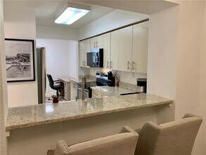 6061 Bahia Del Mar Cir in St. Petersburg, FL - Building Photo - Building Photo