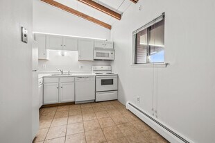 343 Oakland St in Manchester, CT - Building Photo