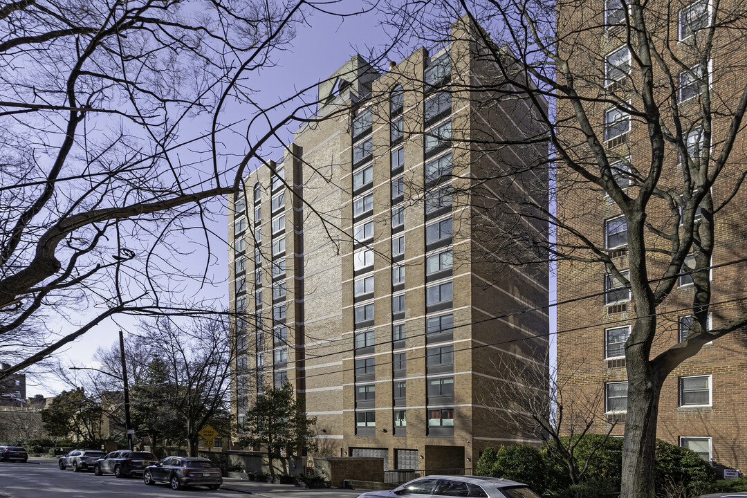 La Rive in Bronx, NY - Building Photo