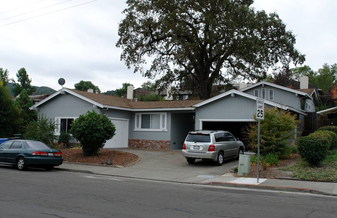 2208 Mesquite Dr in Santa Rosa, CA - Building Photo