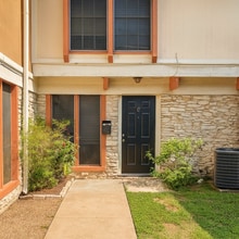 7206 Creekside Dr, Unit D in Austin, TX - Building Photo - Building Photo