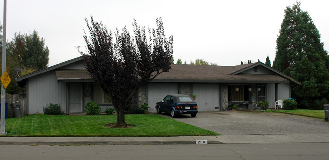 296 Lincoln Ave in Cotati, CA - Foto de edificio - Building Photo