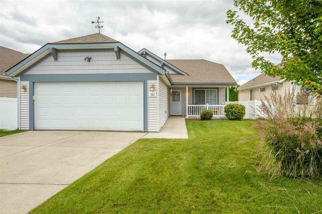 1707 W Pleasant Ln in Spokane, WA - Building Photo