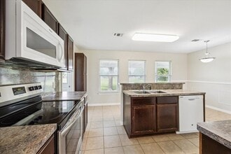 1984 Lauren Ln in Sealy, TX - Building Photo - Building Photo