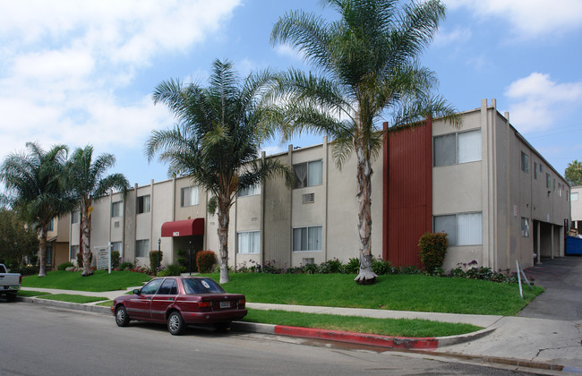 Chatsworth Gardens in Canoga Park, CA - Foto de edificio - Building Photo