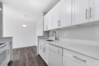 300 High Point Dr in Hartsdale, NY - Building Photo - Building Photo