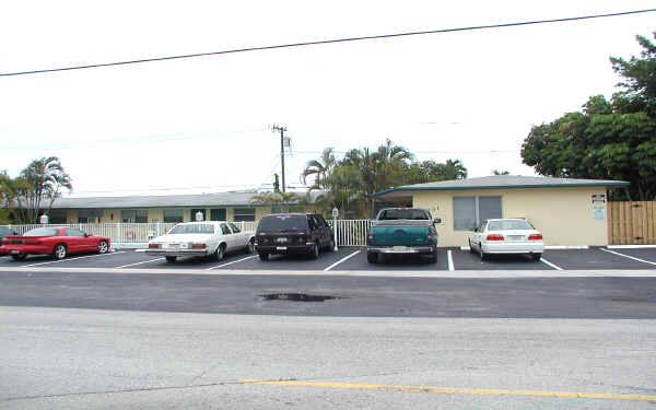 231 SW 15th St in Dania, FL - Building Photo