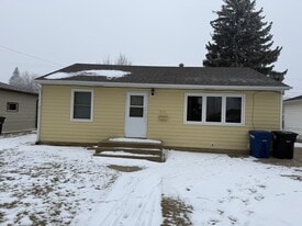 951 Park Ave in Dickinson, ND - Building Photo