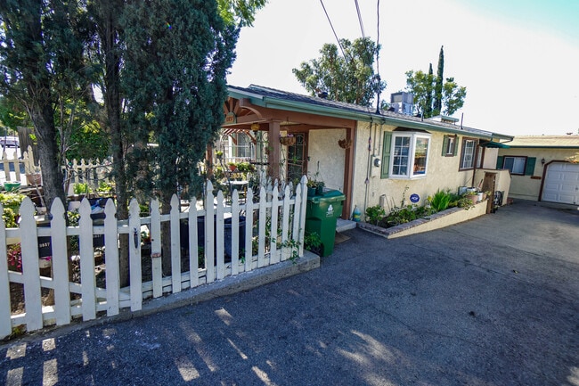 10857 Mount Gleason Ave in Sunland, CA - Foto de edificio - Building Photo
