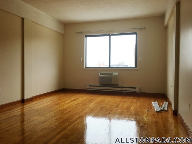 1110 Commonwealth Ave, Unit 216 in Boston, MA - Foto de edificio - Building Photo