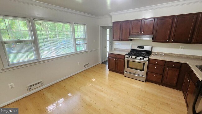 1906 Birch Rd in McLean, VA - Building Photo - Building Photo
