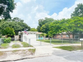 6327 S Renellie Ct in Tampa, FL - Foto de edificio - Building Photo