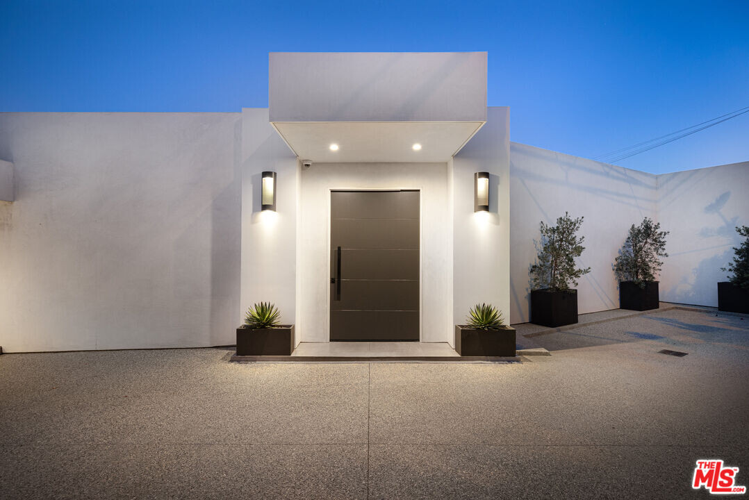 9960 Beverly Grove Dr in Beverly Hills, CA - Building Photo