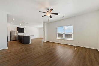 317 Cres Park Dr in Jarrell, TX - Building Photo - Building Photo