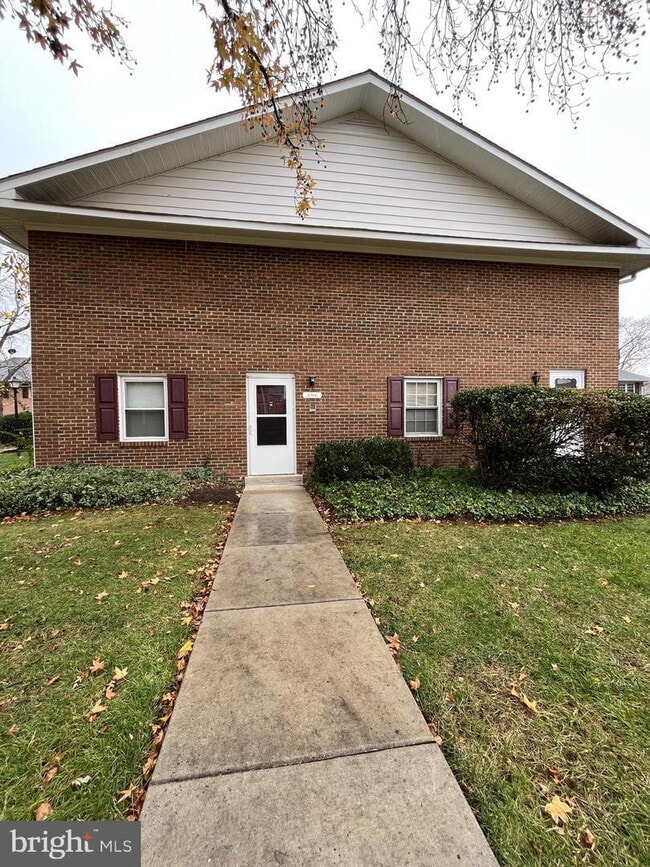 8806 Walutes Cir in Alexandria, VA - Foto de edificio - Building Photo