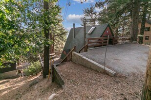 31543 Panorama Dr in Running Springs, CA - Building Photo