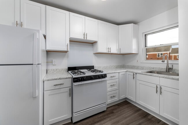 Ivy Lane Apartments in Bergenfield, NJ - Foto de edificio - Building Photo