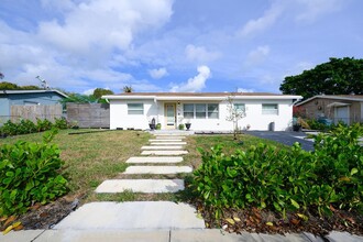 241 NE 16th Ct in Boynton Beach, FL - Foto de edificio - Building Photo