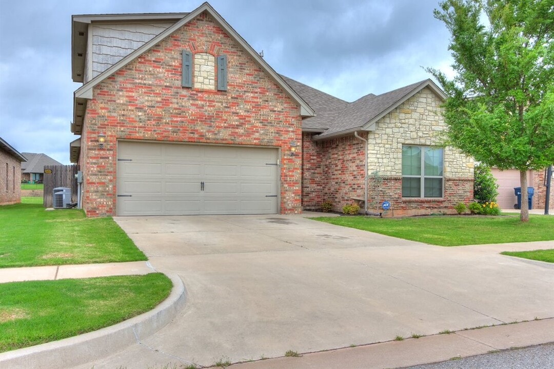 19117 Meadows Crossing Dr in Edmond, OK - Building Photo