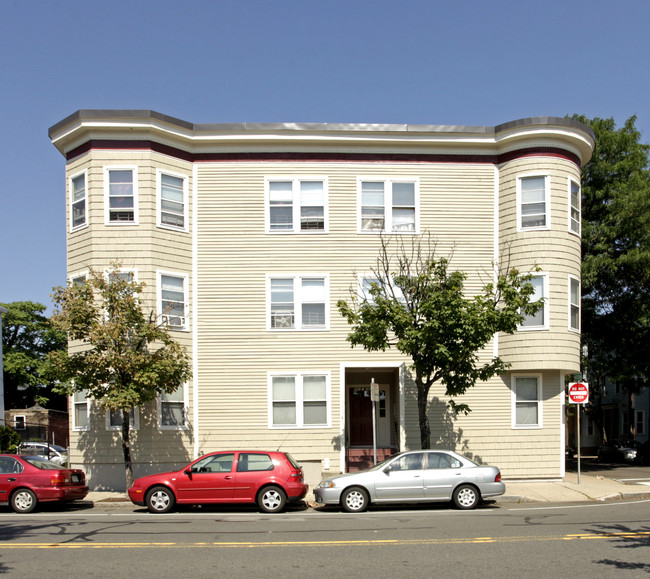 395 Cardinal Medeiros Ave in Cambridge, MA - Foto de edificio - Building Photo