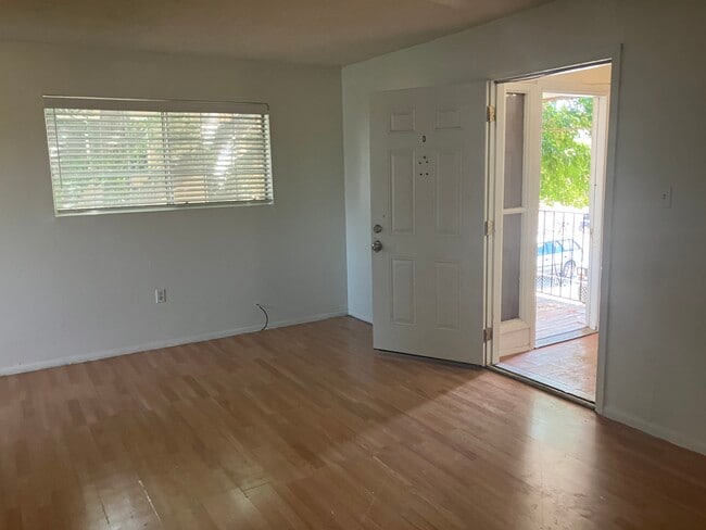 8405 Trumbull Ave SE, Unit D in Albuquerque, NM - Building Photo - Building Photo