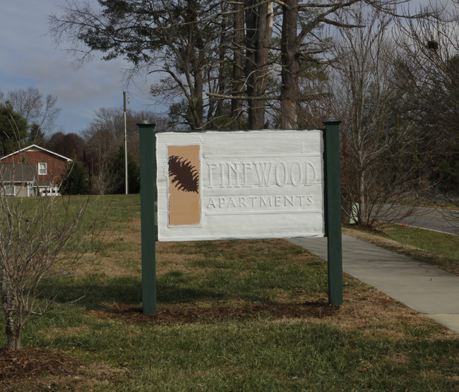 Weaverville Commons in Weaverville, NC - Foto de edificio - Building Photo