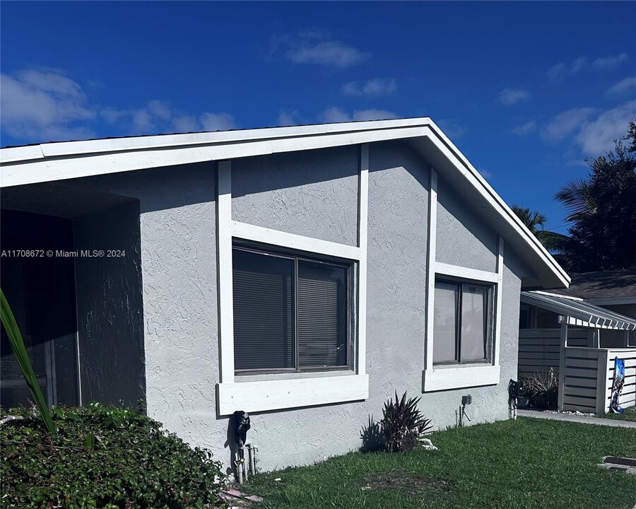 603 Racquet Club Rd in Weston, FL - Building Photo