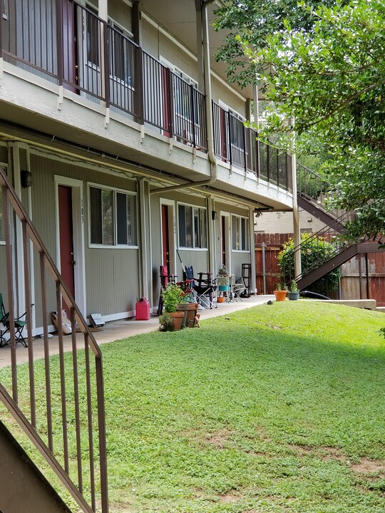 Parkside Apartments in Austin, TX - Building Photo