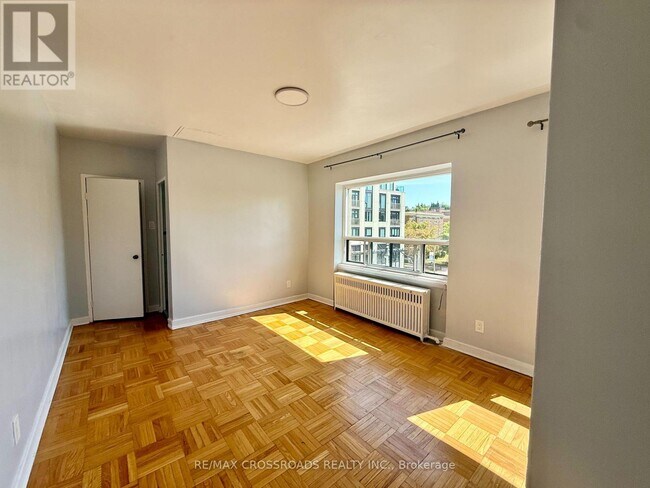 2770 Yonge St in Toronto, ON - Building Photo - Building Photo