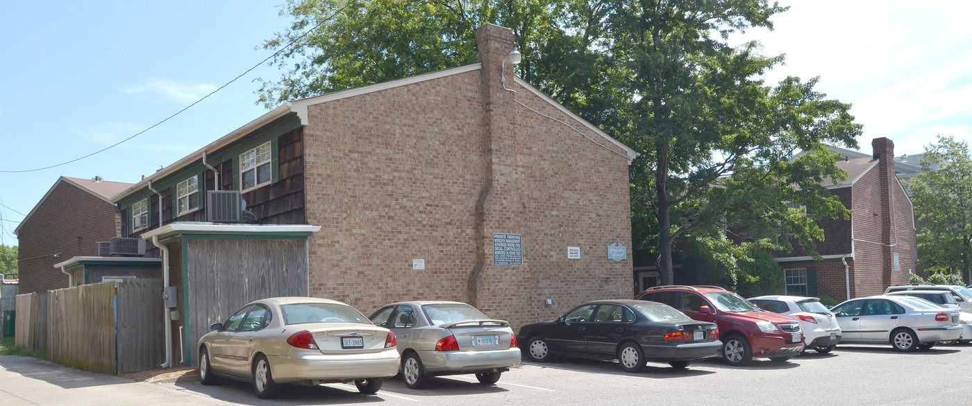 Camden Court in Norfolk, VA - Building Photo