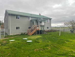 1345 Arnold Rd in Oak Harbor, WA - Building Photo - Building Photo